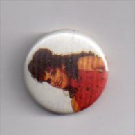 REF XXM Badge Ancien 1980 (no Pin's) Chanteur Français LIO - Musique