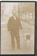 Photographie Ancienne/Homme En Costune Et Haut De Forme  Appuyé Sur Une Chaise De Square/ Vers 1890-1900   PH240 - Anciennes (Av. 1900)