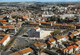 VAUCLUSE  84   SORGUES  VUE GENERALE AERIENNE ET PLACE DE LA MAIRIE  CACHET - Sorgues