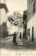 CPA 38 CREMIEU RUE DES AUGUSTINS ET LE CHATEAU DELPHINAL 1904 - Crémieu