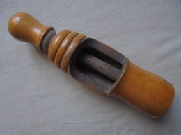 Ancien - Bouchonneuse Manuelle En Bois - Antike Werkzeuge