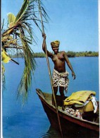 AK AFRIKA Völker & Typen SCHÖNE Barbusige Junges Mädchen Auf Dem Boot ANSICHTSKARTEN - Afrika