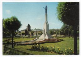 SARREGUEMINES -1985-Le Monument Aux Morts Et La Gare ,cpm N°7082 éd Europ - Sarreguemines