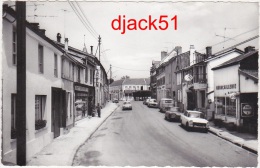 51 - GIVRY-en-ARGONNE (Marne) - Rue Du Général Leclerc (Voitures : Peugeot, Citroën, Renault) / 2 Scans - Givry En Argonne