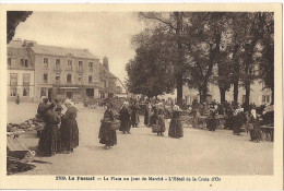 LE FAOUET LA PLACE UN JOUR DE MARCHE L'HOTEL DE LA CROX D'OR TRES BELLE ANIMATION - Faouët