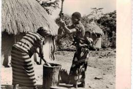 Afrique - Togo Femmes Préparant Le Toutou - Togo