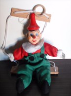 Poupée Pinocchio Sur Balançoire - Puppen