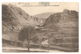 Doubs - 25 - Pontarlier Les Forts De Joux Et Du Larmont Train A Gauche  Sur Ligne Chemin De Fer - Pontarlier