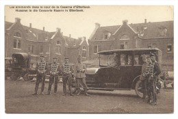 CPA - Les Allemands Dans La Cour De La Caserne D' ETTERBEEK - Husaren - Kasern - Auto - Soldat  // - Etterbeek