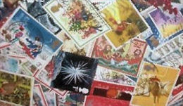 Great Britain KILOWARE LazyBag 1 KG (2LB-3oz) OFF PAPER. Christmas Stamps More Modern GB Xmas Ca 10.000 Stamps - Verzamelingen