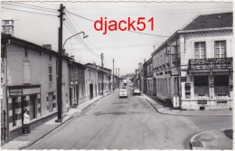 51 - GIVRY-en-ARGONNE (Marne) - Rue Eugène Delacroix (Voitures : Renault 4L, 2CV Citroën) / Boucherie / Café - Givry En Argonne