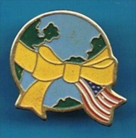 PIN´S //   . GLOBE TERRESTRE ET DRAPEAU DES USA - Ruimtevaart