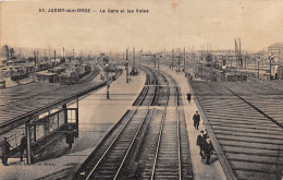 91.  JUVISY-SUR-ORGE.  LA GARE ET LES VOIES.  WAGONS.  ANIMATION. - Juvisy-sur-Orge