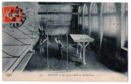 Delcampe - CPA   83      TOULON    1912         LE LYCEE         SALLE DE GYMNASTIQUE       ANIMEE - Gymnastik