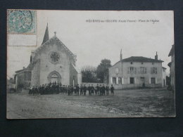 Ref3926 JU CPA Animée De Mézières Sur Issoire (Limousin) - Place De L'église - Groupe D'enfants Et D'adultes 1906 - Meziere Sur Issoire