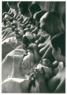CARTOLINA ART UNLIMITED AMSTERDAM – IN MATERNITY HOME © SERGEI VASILIEV 1988 N° B 1250 STAMPATO IN OLANDA DIMENSIONI CM - Photographs