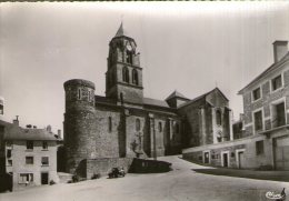 Delcampe - B28 / DEPT 19 CPSM DENTELLE 1960 UZERCHE - PLACE DE L´EGLISE VOITURE NEUVE VOIR DOS - Uzerche