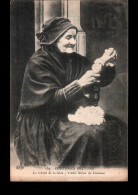 Delcampe - 29 CARANTEC Types Bretons, Travail De La Laine, Vieille Fileuse, Métier, Ed ELD 234, Costumes Bretons, 1915 - Carantec