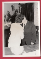 Delcampe - 168392 / PHOTO Marriage Mariage WEDDING - KISS Bride And Groom Bridegroom  FLOWERS Bulgaria Bulgarie Bulgarien Bulgarije - Hochzeiten