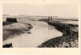 COURSEULLES SUR MER ,RUINES DU PORT APRES BOMBARDEMENT DU 6 JUIN 1944 REF 43065 - Courseulles-sur-Mer