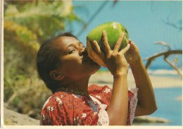 CPA-1960-NOUVELLE CALEDONIE-JEUNE FILLE MELANESIENNE BUVANT UNE NOIX De COCO-TBE - Nouvelle-Calédonie