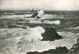 Delcampe - CPM - 29 - POINTE DU RAZ - Phare De La Vieille.  Tempête Sur Le Raz De Sein - La Pointe Du Raz