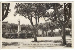 Delcampe - Carte Postale Ancienne Manosque - La Place Des Terreaux Et Le Monument Aux Morts - Manosque