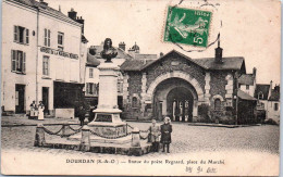 Delcampe - 91 DOURDAN - Statue Du Poète Regnard - - Dourdan