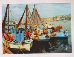 Delcampe - CPM CHALUTIERS DANS LE VIEUX PORT DE MARSEILLE - Fischerei