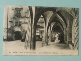 Delcampe - RIOM - Cour De L'Hôtel De Ville, Ancien Hôtel Peret-Robertet - Riom