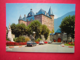 Delcampe - CPM  38   VIZILLE  PLACE DU CHATEAU ET STATUE DE LA REPUBLIQUE  VOITURES   DONT 2CV NON VOYAGEE  TBEG - Vizille