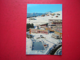 Delcampe - CPM  38  CHAMROUSSE  VUE GENERALE ET LA PATINOIRE     NON VOYAGEE   CARTE EN TRES BON ETAT - Chamrousse