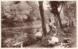 Delcampe - CPA - MENNECY (91) Les Pêcheurs Dans Le Marais De Mennecy - Mennecy