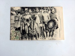 Delcampe - Carte Postale Ancienne : LAOS : Groupe De Guerriers KHAS-KASENG, RARE - Laos