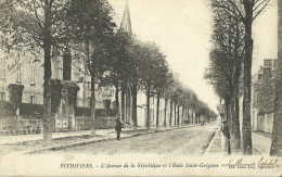 Delcampe - Pithiviers L Avenue De La Republique Et L Ecole Saint Gregoire - Pithiviers