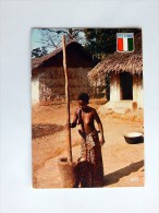 Delcampe - Carte Postale Ancienne : Cote D´Ivoire : Pileuse Au Village, Seins Nus - Elfenbeinküste