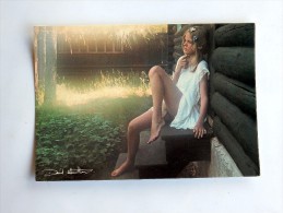 Delcampe - Carte Postale Ancienne : DAVID HAMILTON : Jeune Fille Assise Sur Un Banc, Très érotique - Hamilton