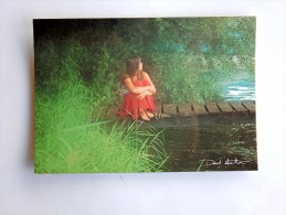 Carte Postale Ancienne : DAVID HAMILTON : Jeune Fille En Robe Rouge Assise Sur Une Passerelle - Hamilton