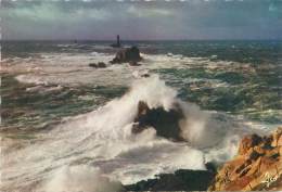 Delcampe - CPM - 29 - LA POINTE DU RAZ - Et Le Phare De La VIEILLE, Un Jour De Tempête - La Pointe Du Raz