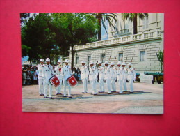 Delcampe - CPM   PRINCIPAUTE DE MONACO  LE PALAIS ET LA RELEVE DE LA GARDE     NON VOYAGEE  CARTE EN TRES BON ETAT - Fürstenpalast
