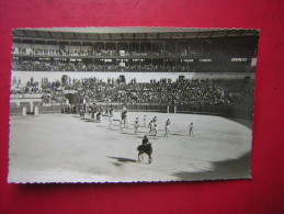 Delcampe - CPSM PHOTO ESPAGNE  MALAGA  PLAZA DE TOROS  SALIDA DE LA CUADRILLA    VOYAGEE   TIMBRE - Málaga