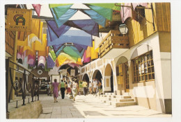 Delcampe - Savoie - 73 - Valmorel - La Rue De Bourg Morel Animée Et Ptt Poste Vieux Enseigne Crédit Agricole - Valmorel