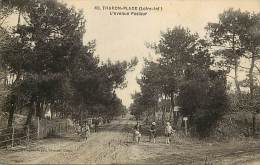 Delcampe - Depts Div- Loire Atlantique -ref AA197 - Tharon Plage -l Avenue Pasteur -  Villa - Villas - Cycliste - Cyclistes - - Tharon-Plage