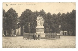 CPA - MAASEIK - MAESEYCK - Standbeeld Der Gebroeders Van Eyck   // - Maaseik