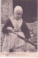 Delcampe - Les Métiers Qui Disparaissent - Vieille Paysanne Vendéenne Broyant Son Chanvre -ed. Lib. Poupin - Bauern
