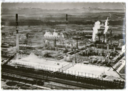 Delcampe - CPSM      64       USINE DE LACQ      VUE AERIENNE     AU PREMIER PLAN STOCKAGE - Industrie