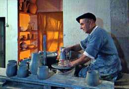 Delcampe - 26 DIEULEFIT Poterie Des Grottes Tourneur Au Travail - Dieulefit