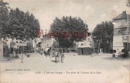Delcampe - (84) SORGUES - L'Isle - Vue Prise De L'avenue De La Gare - Café De L'Industrie - Attelage Calèche - 2 SCANS - Sorgues