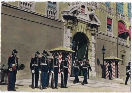 Delcampe - Cpm PRINCIPAUTE DE MONACO Releve De La Garde Devant Le Palais Princier - Fürstenpalast