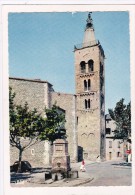 Delcampe - PRADES : L´Eglise Saint-Pierre : Le Clocher. Place Avec Fontaine (un Peu Animée, Voiture, ....) - Prades
